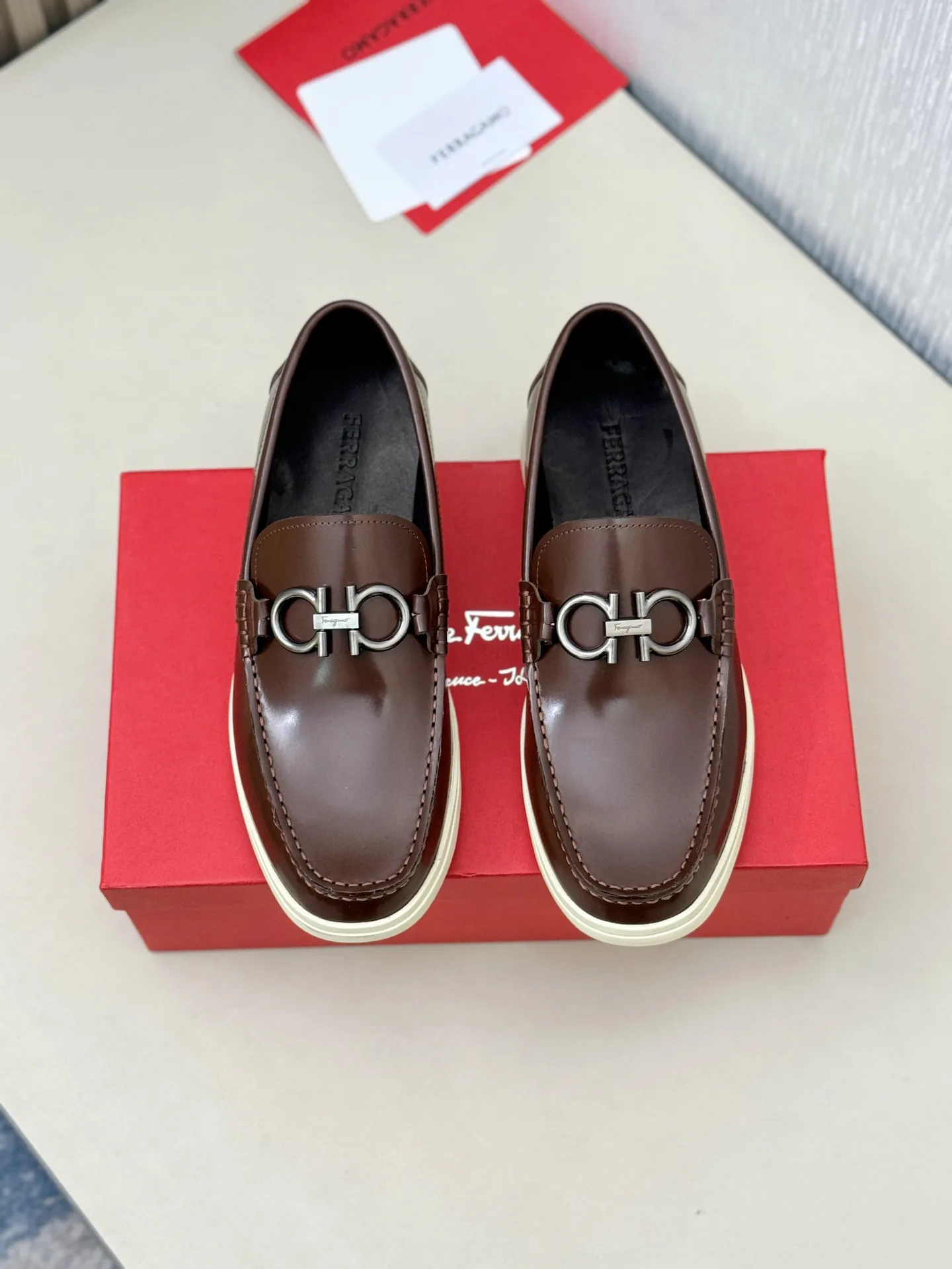 [Ferragamo] P: 580💰 Number of yards: 38~44 (45 orders are non-returnable) Ferragam's new men's driving shoes, the fabric is made of imported cowhide, with visible texture, heavy industrial stitching, dyed calfskin inside, standard logo cowhide feet, big-name experience, soft and comfortable on the feet, a men's favorite, special non-slip and wear-resistant rubber soles, easy to handle various occasions, with original box packaging!